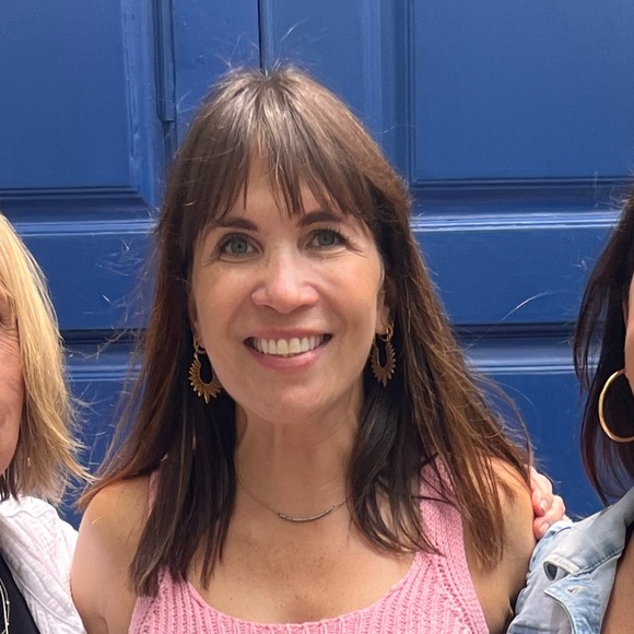 Meet your Posher, Nicole - Picture 2 of 2